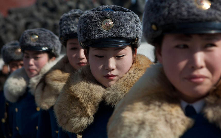 Des policières de la circulation nord-coréennes commémorent les anciens dirigeants du pays.
