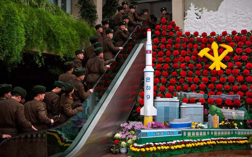 Des soldats nord-coréens assistant à l'Exposition de Fleurs de Kim Jong-il. 
