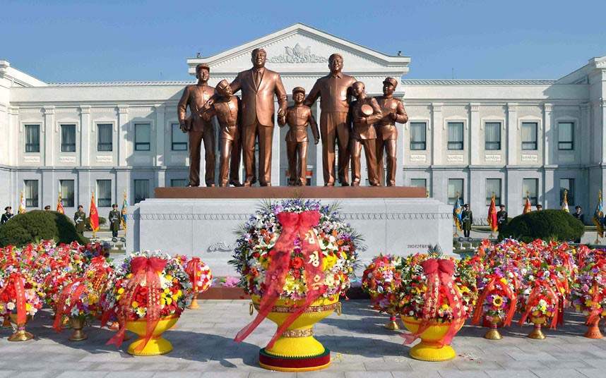 Inauguration des statues des anciens dirigeants nord-coréens Kim Il-sung et Kim Jong-il à l'Académie de la révolution de Mansudae.