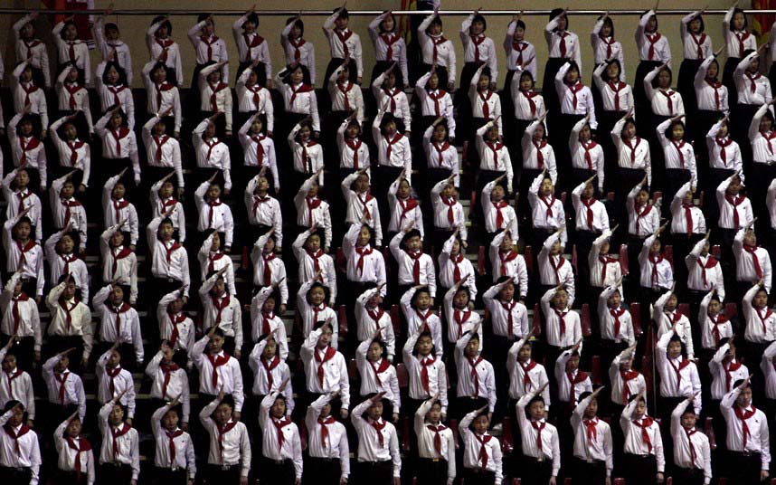 Durant la cérémonie, des enfants nord-coréens ont salué l'ancien dirigeant suprême du pays Kim Jong-il.