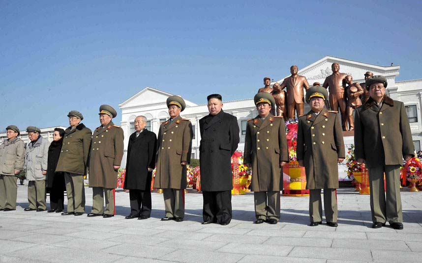 Le 16 février 2013, le leader nord-coréen Kim Jong-un et des hauts responsables du pays posent pour la photo devant les statues de Kim Il-sung et de Kim Jong-il récemment achevées par l'Académie de la révolution de Mansudae, à Pyongyang, capitale de la Corée du Nord. 