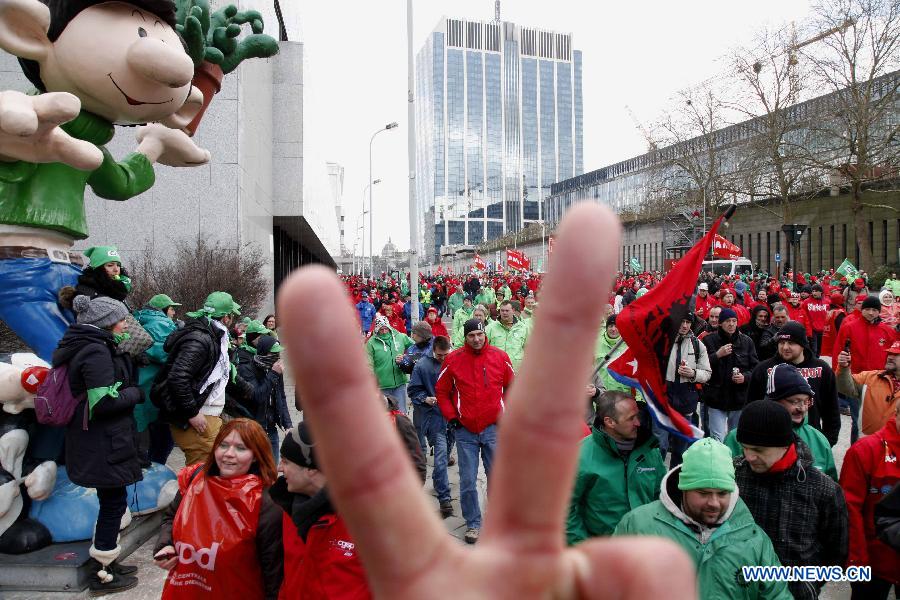 Belgique/crise : plus de 30.000 personnes dans les rues de Bruxelles contre le gel du salaire (2)