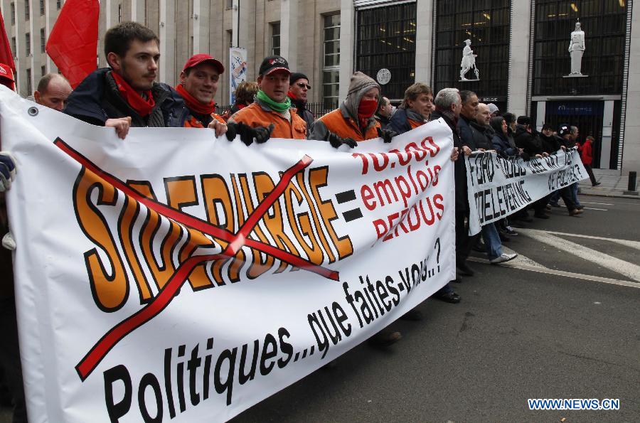 Belgique/crise : plus de 30.000 personnes dans les rues de Bruxelles contre le gel du salaire