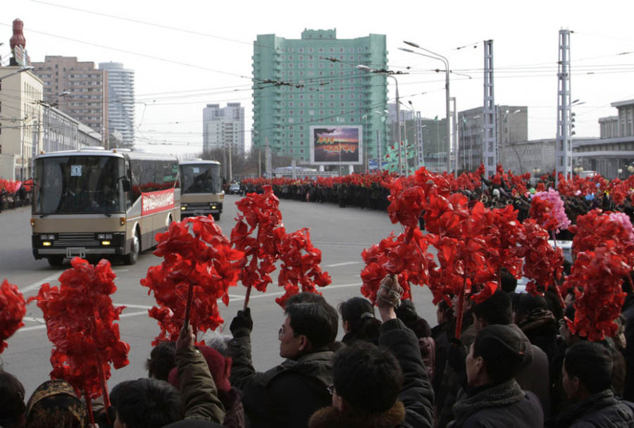 Le 20 février, un grand nombre de Nord-coréens se sont alignés le long des rues principales de Pyongyang, capitale de la République populaire démocratique de Corée, pour saluer les scientifiques et chercheurs qui ont contribué aux essais nucléaires du pays.