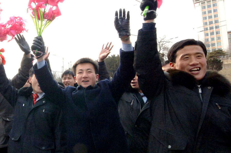 Le 20 février, un grand nombre de Nord-coréens se sont alignés le long des rues principales de Pyongyang, capitale de la République populaire démocratique de Corée, pour saluer les scientifiques et chercheurs qui ont contribué aux essais nucléaires du pays.