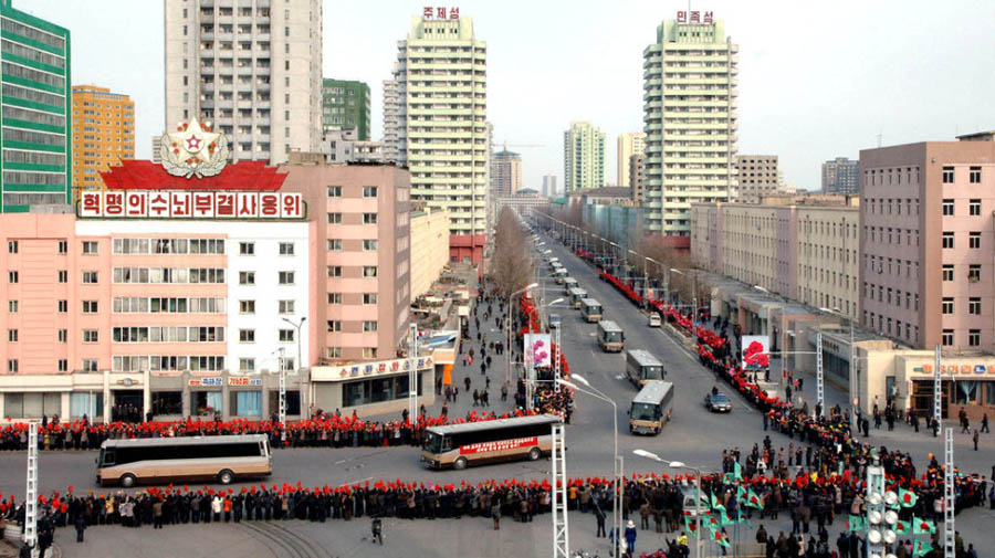Le 20 février, un grand nombre de Nord-coréens se sont alignés le long des rues principales de Pyongyang, capitale de la République populaire démocratique de Corée, pour saluer les scientifiques et chercheurs qui ont contribué aux essais nucléaires du pays.