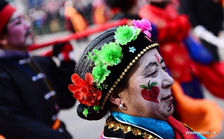 Le 21 février 2013, des acteurss participent à un défilé Shehuo dans le comté de Huangzhong, dans la province du Qinghai au nord-ouest de la Chine. (Photo : Xinhua/Zhang Hongxiang)