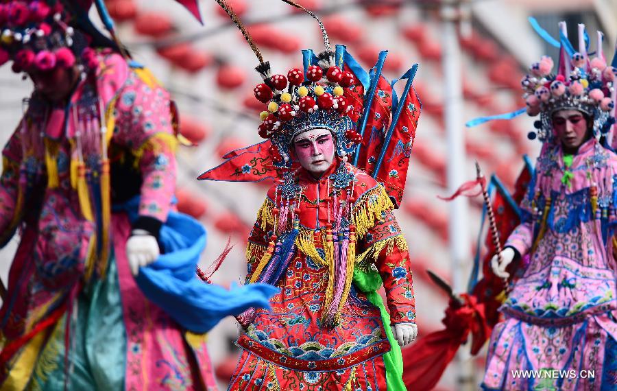 Le 21 février 2013, des acteurs participent à un défilé Shehuo dans le comté de Huangzhong, dans la province du Qinghai au nord-ouest de la Chine. (Photo : Xinhua/Zhang Hongxiang)