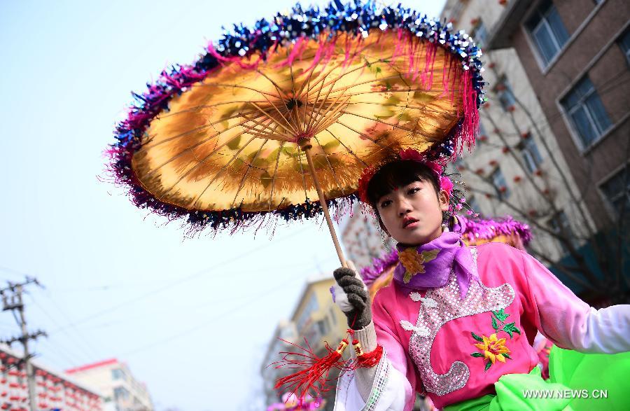 Le 21 février 2013, une jeune actrice participe à un défilé Shehuo dans le comté de Huangzhong, dans la province du Qinghai au nord-ouest de la Chine. (Photo : Xinhua/Zhang Hongxiang)