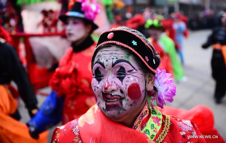 Le 21 février 2013, une actrice participe à un défilé Shehuo dans le comté de Huangzhong, dans la province du Qinghai au nord-ouest de la Chine. (Photo : Xinhua/Zhang Hongxiang)