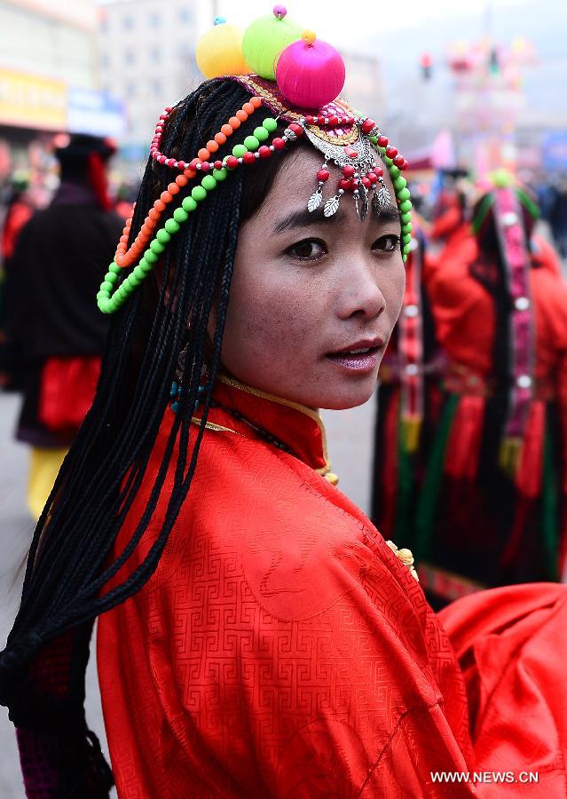 Le 21 févier 2013, dans le comté de Huangzhong, dans la province du Qinghai au nord-ouest de la Chine, une villageoise de l'ethnie tibétaine participe à un défilé Shehuo. (Photo : Xinhua/Zhang Hongxiang)