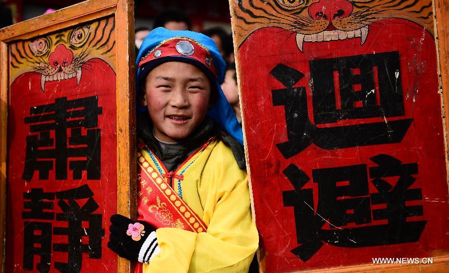 Le 21 février 2013, un jeune garçon participe à un défilé Shehuo dans le comté de Huangzhong, dans la province du Qinghai au nord-ouest de la Chine. (Photo : Xinhua/Zhang Hongxiang)