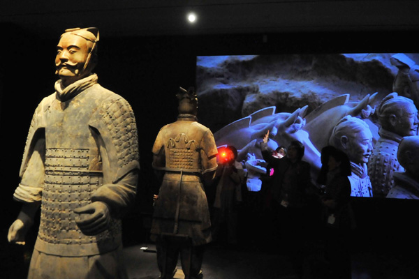 Le 20 février 2013, deux visiteurs admirent des guerriers chinois en terre cuite lors de l'ouverture de l'exposition aux médias, des reliques de la dysnastie chinoise des Qin, dans le Musée américain d'Art asiatique à San Francisco. (Photo : Xinhua)