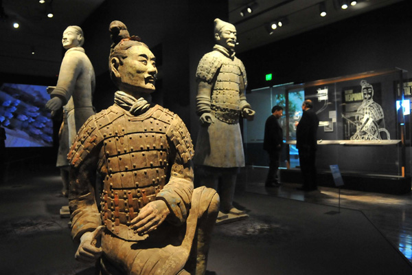 Le 20 février 2013, deux visiteurs admirent des guerriers chinois en terre cuite lors de l'ouverture de l'exposition aux médias, des reliques de la dysnastie chinoise des Qin, dans le Musée américain d'Art asiatique à San Francisco. (Photo : Xinhua)