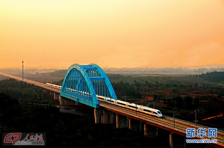 Un coucher de soleil au-dessus du pont traversant la Rivière Tingsi, sur la ligne ferroviaire à grande vitesse Beijing-Guangzhou. (Photo Luo Chunxiao)