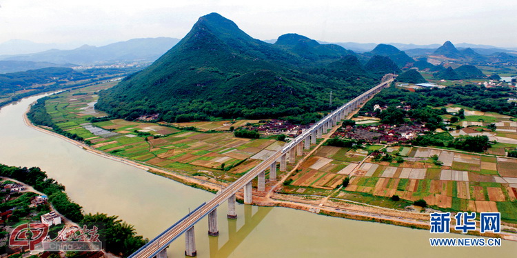 Un pont de la ligne ferroviaire à grande vitesse Beijing-Guangzhou, dans le Sud du pays. (Photo Yuan Ruilun) 