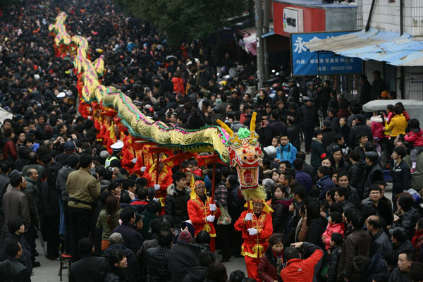 Une Danse du Dragon exécutée dans la rue pour accueillir la Fête des Lanternes, dans la Province du Zhejiang, dans l'Est de la Chine, le 21 février 2013. [Photo / Xinhua]