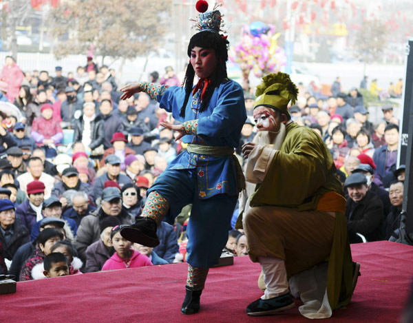 Un spectacle d'Opéra Yu donné lors d'une manifestation d'art populaire pour accueillir la Fête des Lanternes, qui tombe le 24 février, à Liaocheng, ville de la province du Shandong, dans l'Est de la Chine, le 21 février 2013. [Photo / Xinhua]