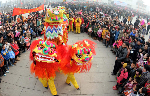 Une danse du lion exécutée lors d'un gala local pour accueillir la Fête des Lanternes, dans le Comté de Wei, dans la Province du Hubei, dans le Nord de la Chine, le 21 février 2013. [Photo / Xinhua]