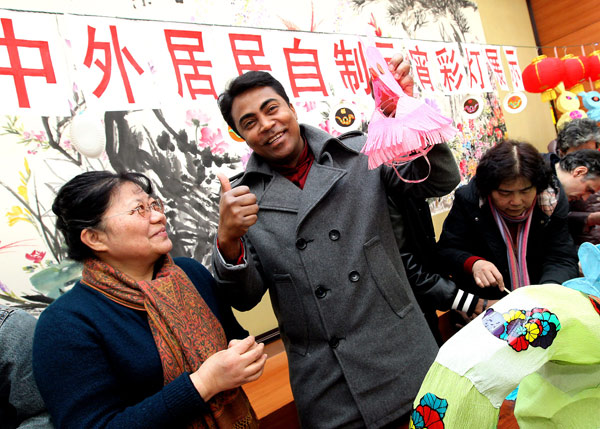 Un Malgache montre la lanterne qu'il a confectionnée lui-même à trois jours de la Fête des Lanternes, à Shanghai le 21 février 2012. [Photo / Xinhua]