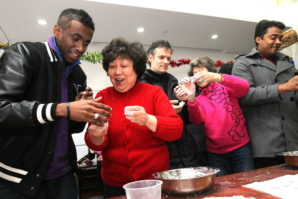 Un Malgache apprend à faire des yuanxiao (boulettes de riz glutineux farcies) lors d'une activité communautaire à Shanghai trois jours avant la fête des Lanternes, qui tombe cette année le 24 février. [Photo / Xinhua]