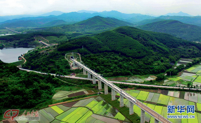 La ligne ferroviaire à grande vitesse Beijing-Guangzhou traverse un paysage de montagnes, dans le Sud de la Chine. (Photo Yuan Ruilun) 