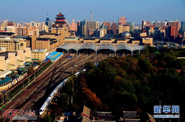 La ligne ferroviaire à grande vitesse Beijing-Guangzhou, qui relie la Gare du Sud de Beijing et la Gare du Sud de Guangzhou, d’une longueur totale de 2 298 km, est la plus longue ligne ferrée à grande vitesse en exploitation au monde. (Photo Luo Chunxiao)