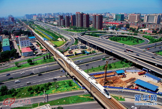 Le train à grande vitesse traverse Beijing. (Photo Luo Chunxiao)