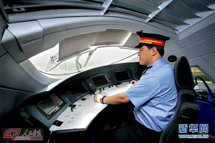 Li Dongxiao, responsable de la formation au dépôt de locomotives de Beijing, également travailleur modèle et député au 18e Congrès, procède à des essais avant la mise en circulation officielle du train à grande vitesse. (Photo Yuan Ruilun)