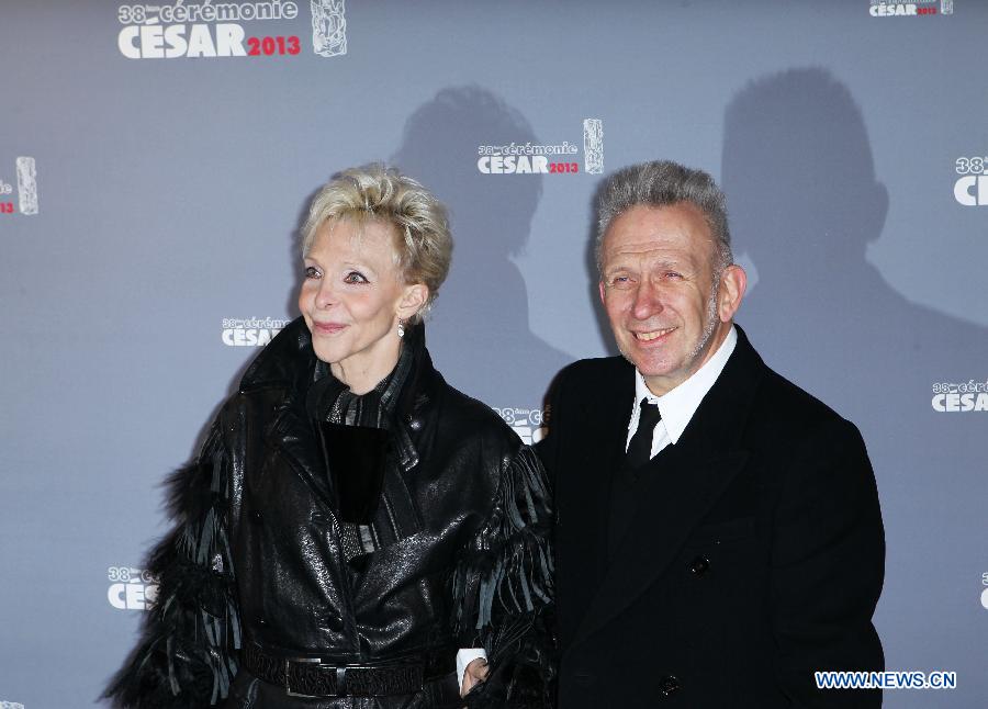 Le couturier Jean-Paul Gaultier (à droite) et la réalisatrice Tonie Marshall sur le tapis rouge de la 38e cérémonie des César tenue au théâtre du Châtelet à Paris, le 22 février 2013