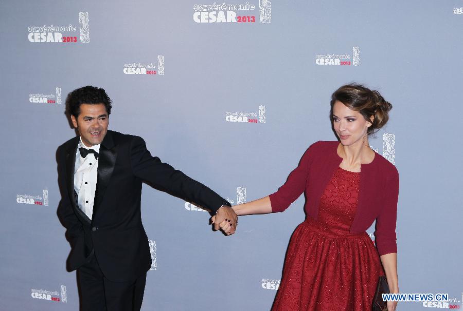 L'acteur français Jamel Debbouze (à gauche) et son épouse Mélissa Theuriau sur le tapis rouge de la 38e cérémonie des César tenue au théâtre du Châtelet à Paris, le 22 février 2013