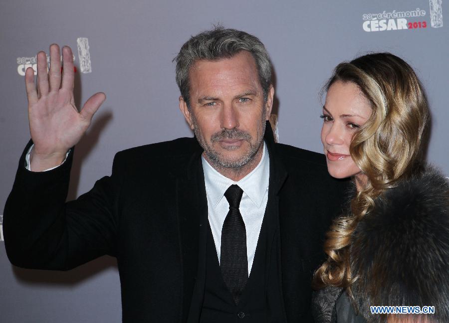 L'acteur américain Kevin Costner (à gauche) sur le tapis rouge de la 38e cérémonie des César tenue au théâtre du Châtelet à Paris, le 22 février 2013