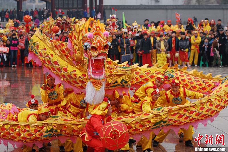 Danse du dragon pour célébrer la fête des Lanternes (3)