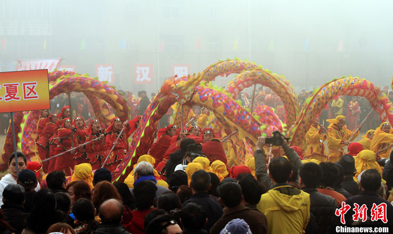 Danse du dragon pour célébrer la fête des Lanternes (2)