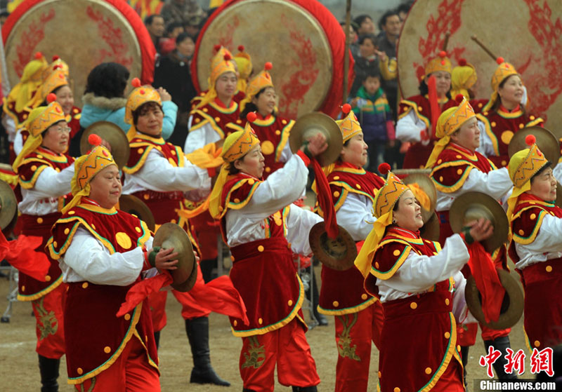 Danse du dragon pour célébrer la fête des Lanternes (8)