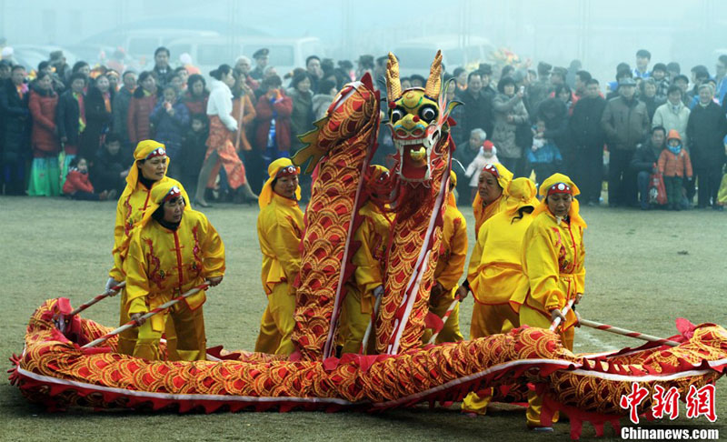 Danse du dragon pour célébrer la fête des Lanternes