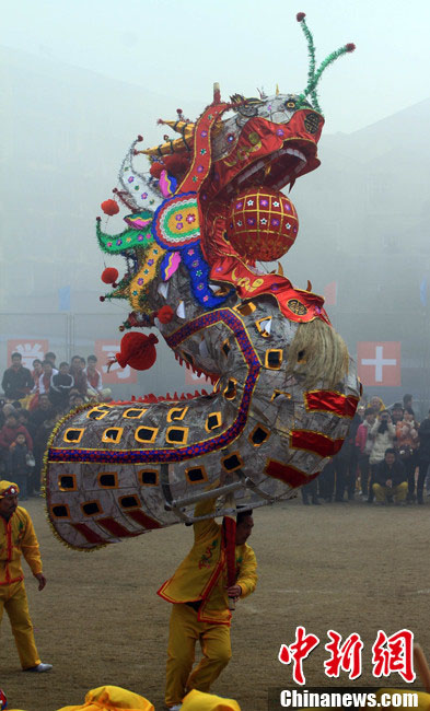 Danse du dragon pour célébrer la fête des Lanternes (5)