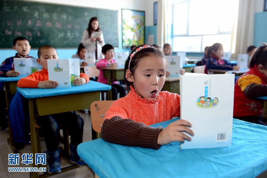Lundi 25 janvier, à l'école primaire Chengguan du district autonome mongol de Hoboksar au Xinjiang, Badma, une fillette mongole de première année, en plein cours. (Photo : Xinhua / Shadati)
