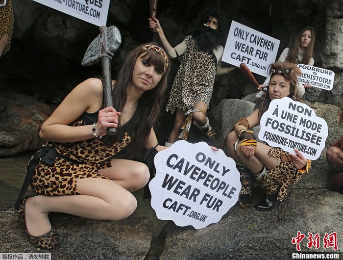 France : des jeunes femmes manifestent contre l'utilisation des fourrures animales (2)
