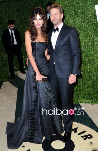 Le 24 février, Gerard Butler et sa petite amie assistent à la soirée Vanity Fair qui a suivi la cérémonie des Oscars 2013.