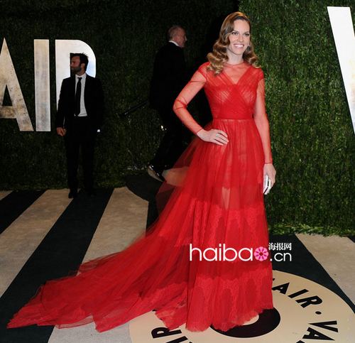 Le 24 février, Hilary Swank en Valentino assiste à la soirée Vanity Fair qui a suivi la cérémonie des Oscars 2013.
