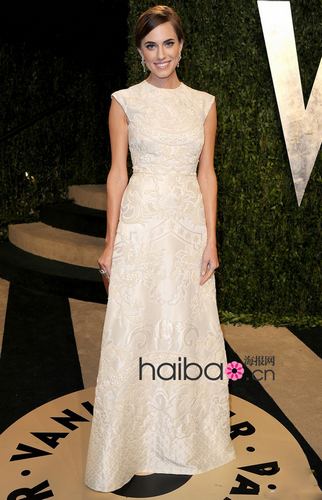 Le 24 février, Allison Williams assiste à la soirée Vanity Fair qui a suivi la cérémonie des Oscars 2013.