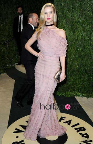 Le 24 février, Rosie Huntington-Whiteley en Valentino assiste à la soirée Vanity Fair qui a suivi la cérémonie des Oscars 2013.