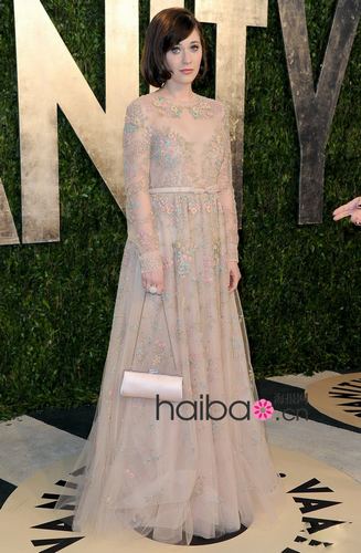 Le 24 février, Zooey Deschanel en Valentino assiste à la soirée Vanity Fair qui a suivi la cérémonie des Oscars 2013.