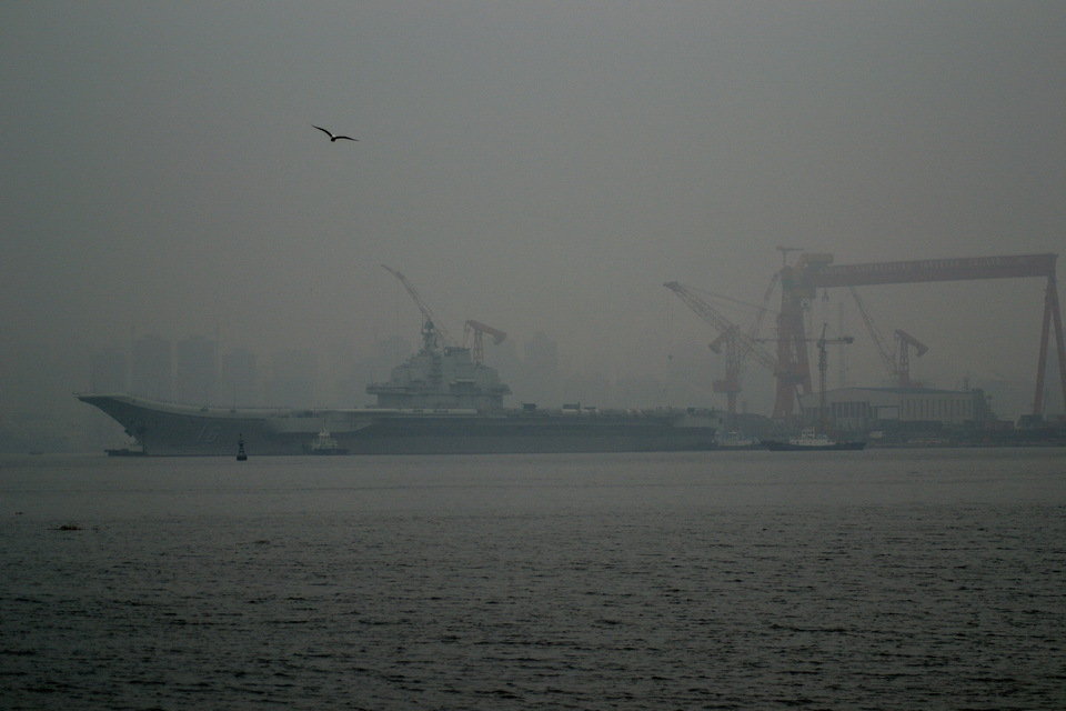 Chine : le porte-avions Liaoning jette l'ancre dans un port militaire de Qingdao (4)