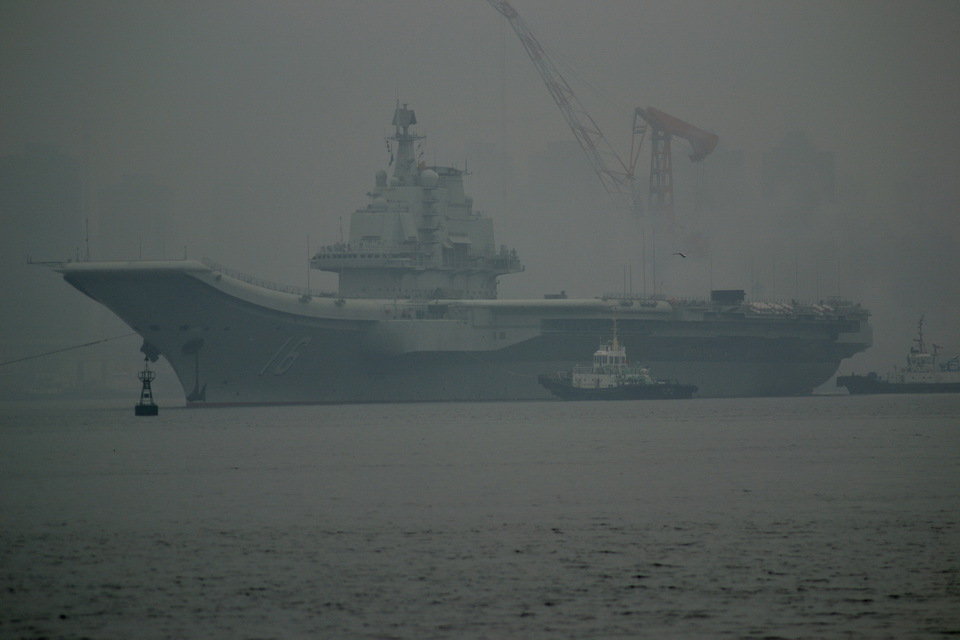 Chine : le porte-avions Liaoning jette l'ancre dans un port militaire de Qingdao (3)