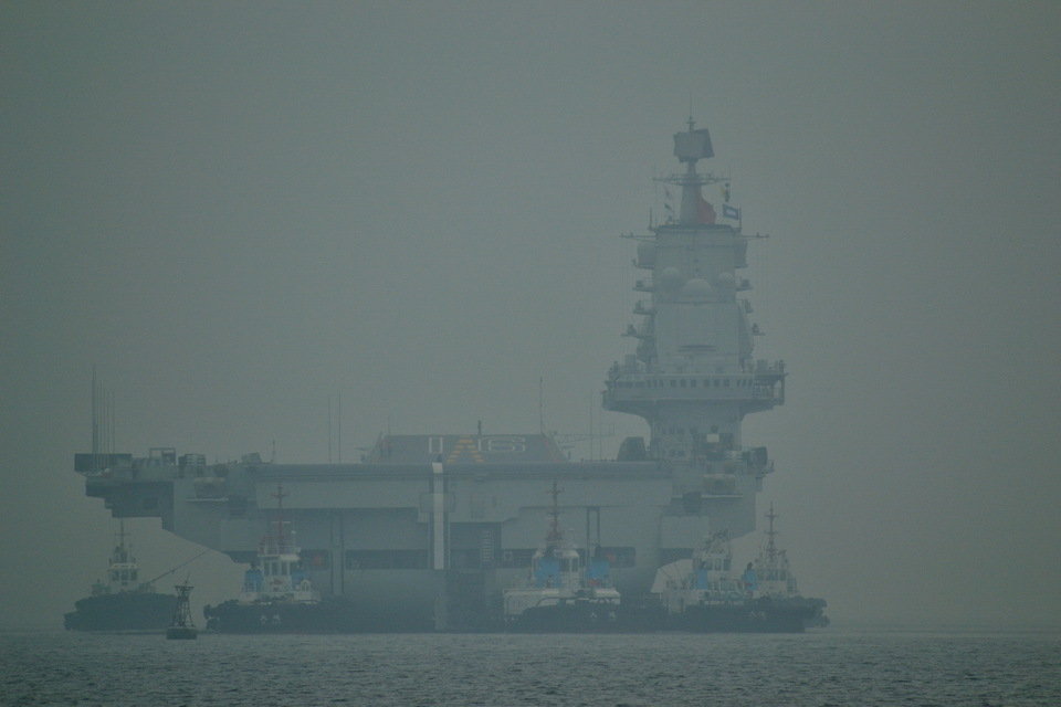 Chine : le porte-avions Liaoning jette l'ancre dans un port militaire de Qingdao (9)