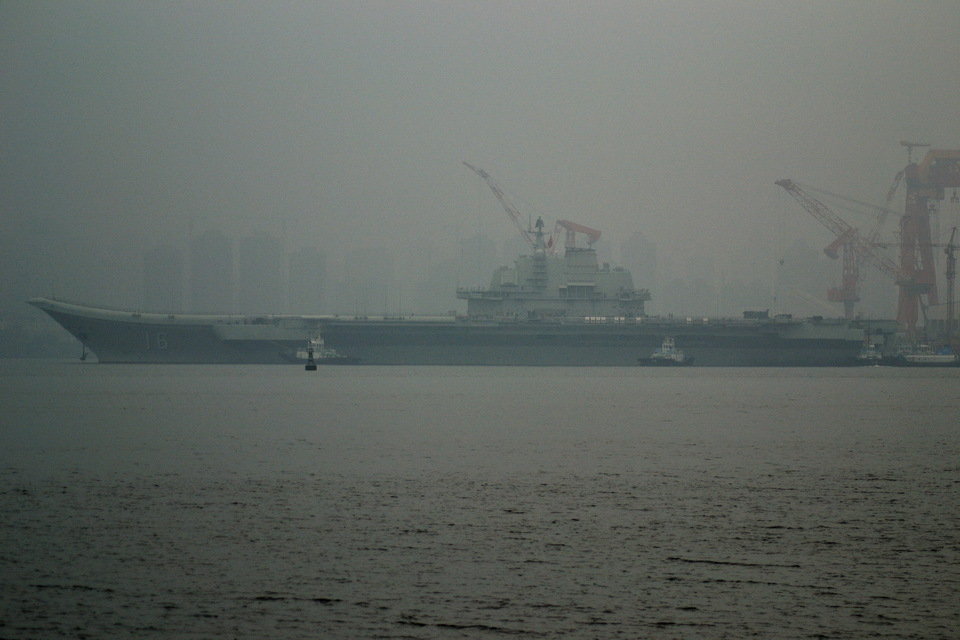 Chine : le porte-avions Liaoning jette l'ancre dans un port militaire de Qingdao (5)