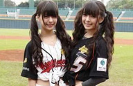台湾　双子の野球少女