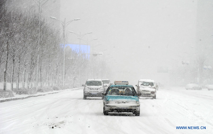 Blizzard dans le nord-est de Chine, aéroport et autoroutes fermés  (2)